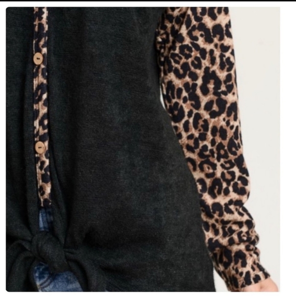 🔥$5🔥ANIMAL PRINT W/ BLACK  V-NECK TOP - Picture 6 of 6